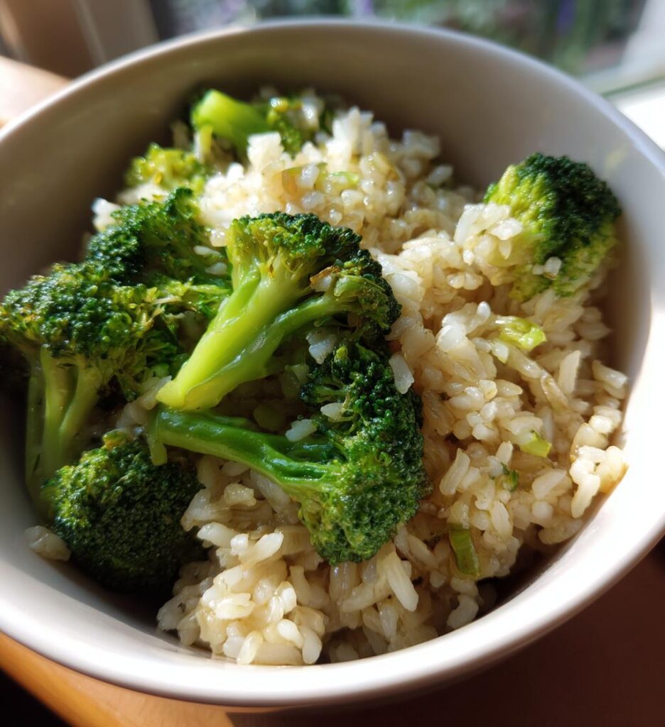 Fuldkornsris med broccoli