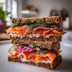 Rugbrødssandwich med laks