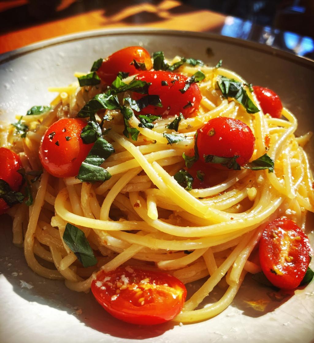 Pasta med tomat og basilikum