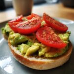 Bagel med avocado og tomat