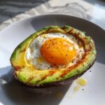 Bagte æg i avocado
