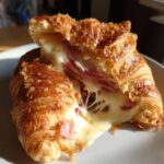Croissant med ost og skinke