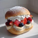 Fastelavnsboller med creme og frugt