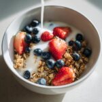Müsli med mælk og bær
