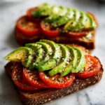 Rugbrød med avocado og tomat