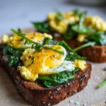 Rugbrød med æg og spinat