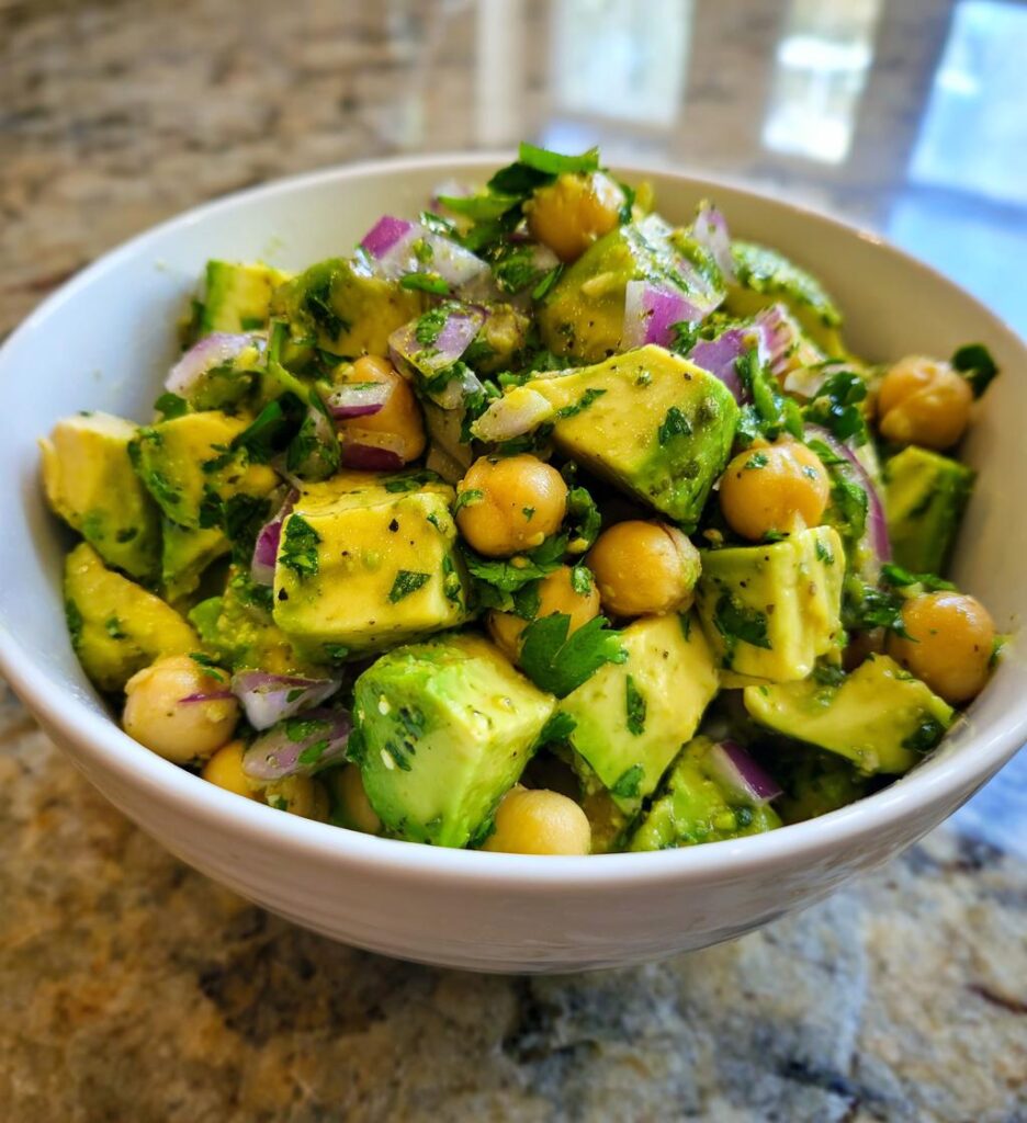 Avocado-kikærtesalat